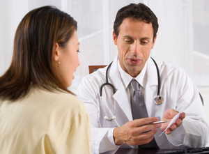 Женщина консультируется с лечащим врачом