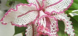 Бело-розовый цвет орхидеи из бисера