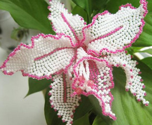 Бело-розовый цвет орхидеи из бисера