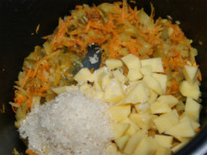 Добавление риса и картофеля к овощам