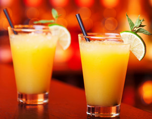 Два коктейля с апельсиновым соком