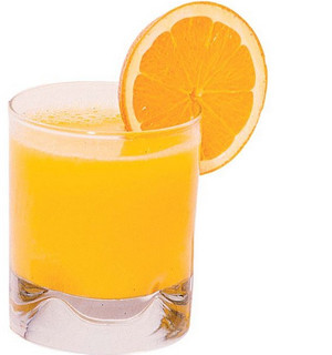Напиток желтого цвета с апельсиновой долькой
