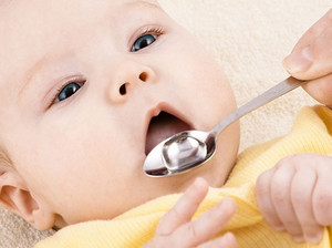 Малышу дают витамин Д с ложечки