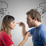 Муж и жена ссорятся и тычат друг в друга пальцами