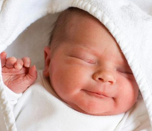 Новорожденный малыш с закрытыми глазками