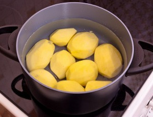 Почищенная картошка в кастрюле с водой