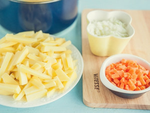 Порезанные картофель, морковь и лук для супа