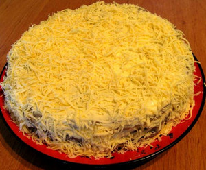 Посыпка из тертого сыра на торте