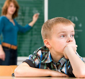 Ребенок не слушает учительницу на уроке