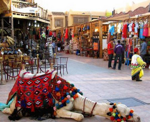 Верблюд лежит посреди египтского базара