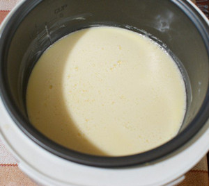 Взбитые яйца для омлета в чаше мультиварки