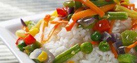 Белый рис с посыпанными сверху овощами