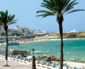 Пляж на курорте в Тунисе