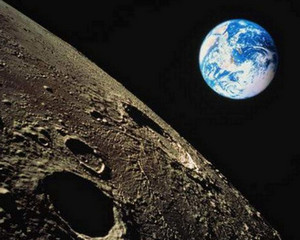 Поверхность Луны на фоне планеты Земля