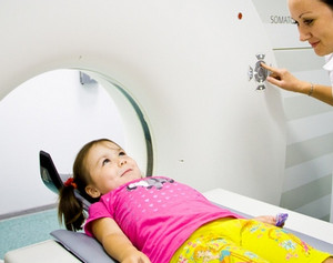Ребенку делают компьютерную томографию