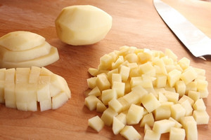 Картофель режем кубиками