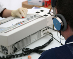 Доктор измеряет уровень слуха