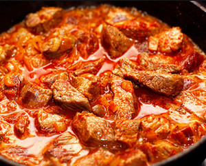 Тушеное мясо в томатном соусе