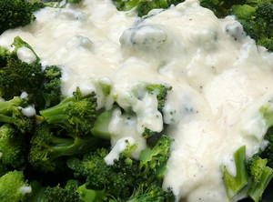 Вареное брокколи под сырным сосусом