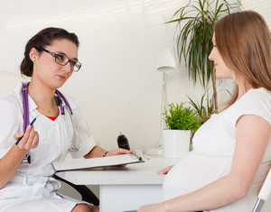 Врач проводит консультацию беременной женщины