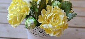 Желтые цветы в белой вазе