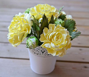 Желтые цветы в белой вазе