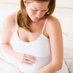 Беременная девушка испытывает боли в области живота