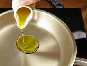 Растительное масло наливается на сковороду