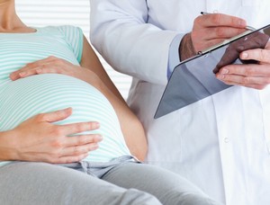 Врач делает назначение беременной женщине