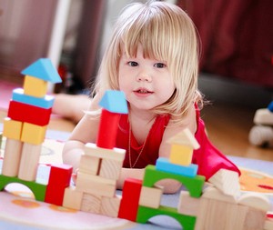 Девочка играет в кубики