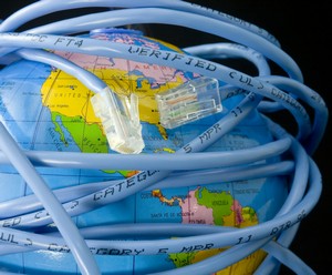 Интернет-кабель обмотан вокруг глобуса