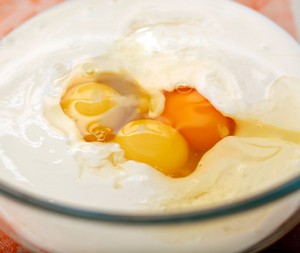 Кефир с яйцами в тарелке
