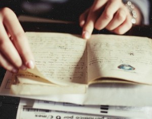 Девушка читает старый дневник