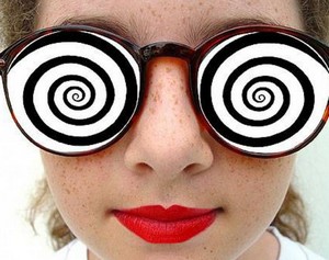 Девушка в гипнотических очках