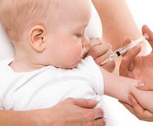 Малышу проводят вакцинацию