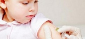 Ребенку делают прививку в руку