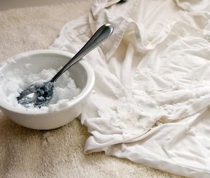 Сода в миске и белая одежда