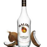 Бутылка ликера Малибу и кокосы