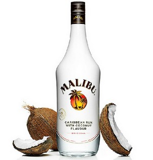 Бутылка ликера Малибу и кокосы