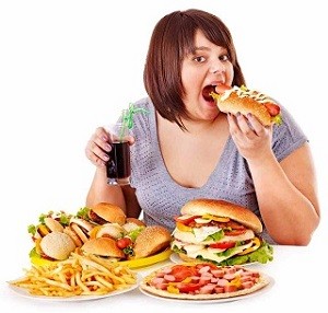 Девушка ест вредную пищу