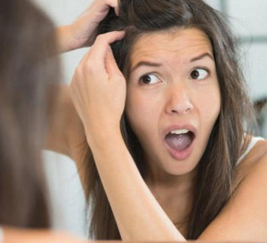 Девушка обнаружила первый седой волос