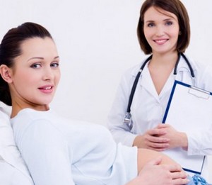 Беременная женщина на приеме у гинеколога