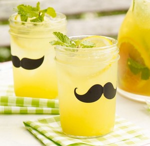 Два стаканчика с имбирным лимонадом