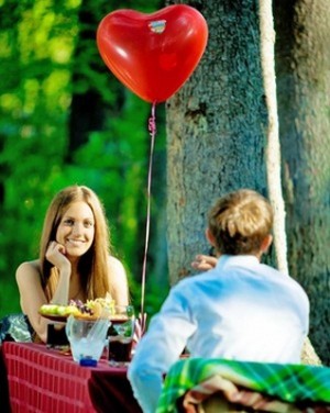 Парень с девушкой на романтическом свидании в парке
