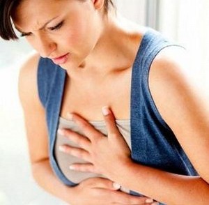 Женщина ощущает боль в груди