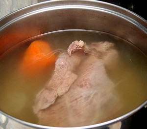Говядина варится для супа