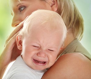 Мама обнимает плачущего ребенка