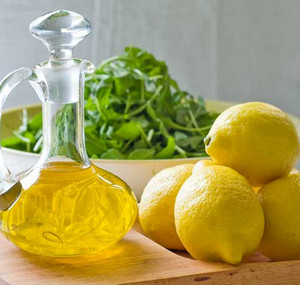 Оливковое масло и лимоны