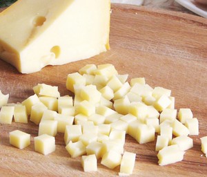 Порезанный кубиками сыр