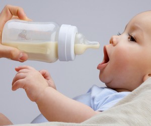 Ребенок кушает смесь из бутылочки